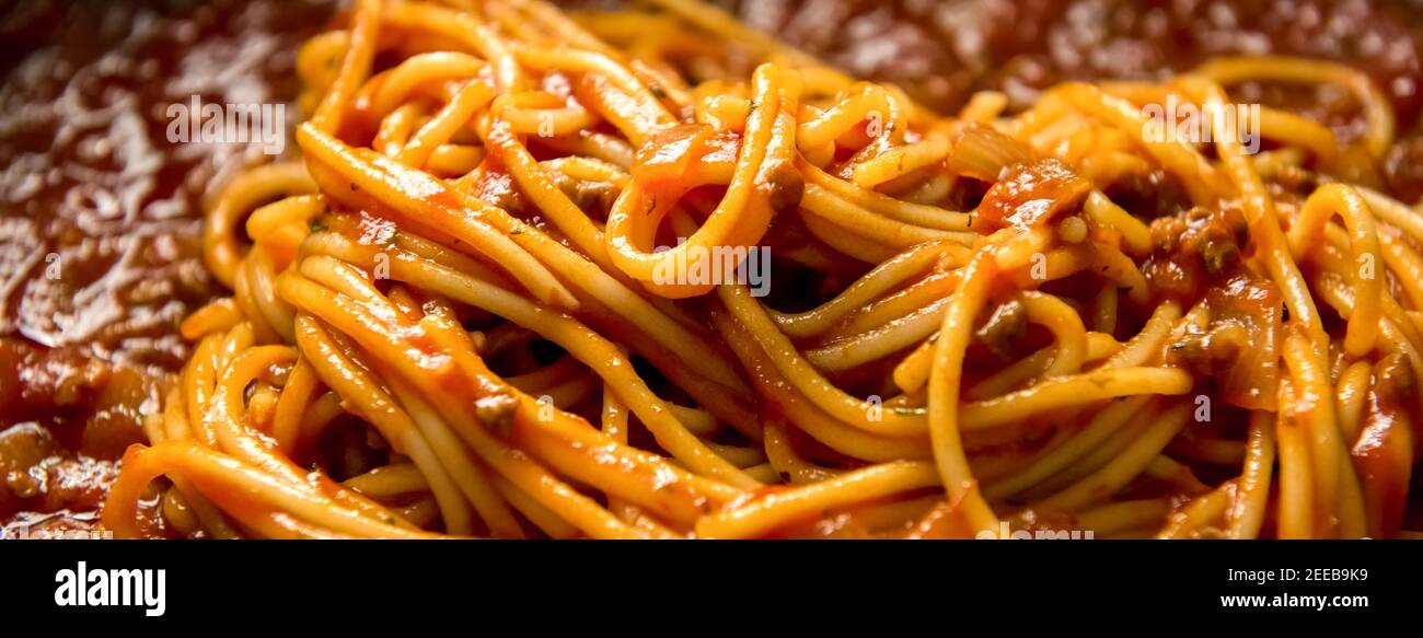 Hausgemachte leckere italienische Bolognese Spaghetti mit Hackfleisch, Panorama-Banner Hintergrund Stockfoto