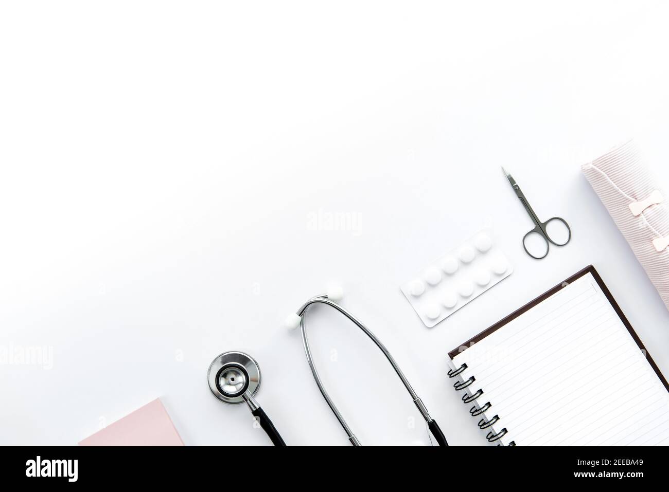 Medizinische Geräte auf weißem Hintergrund, Draufsicht flach Lay Border Design mit Kopierraum Stockfoto