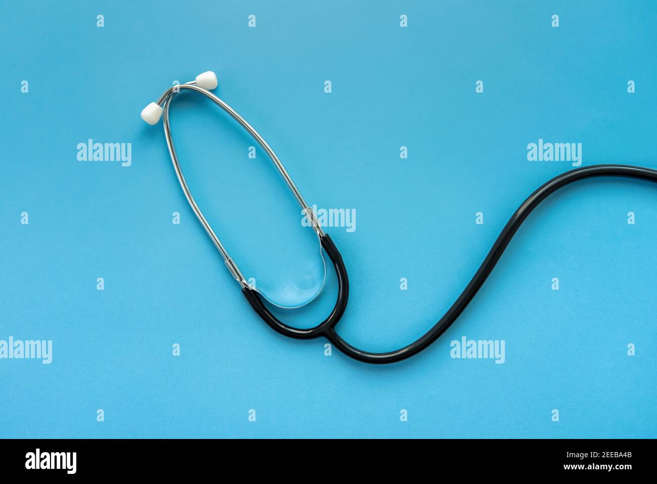 Stethoskop für medizinische Instrumente auf hellblauem Hintergrund Stockfoto