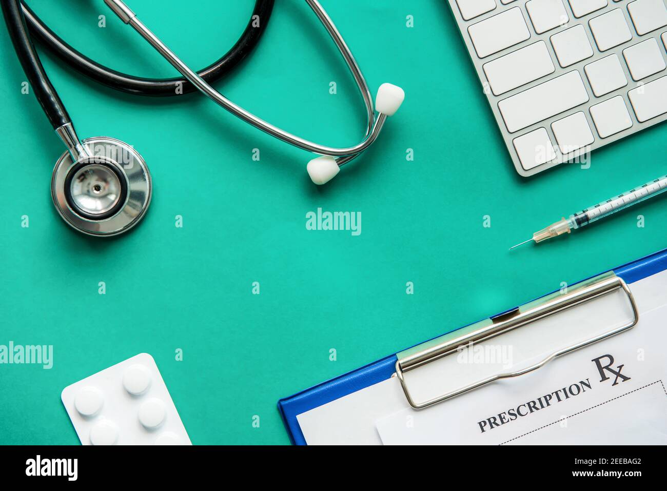 Medizinische Geräte einschließlich Stethoskop, Spritze, Rezept und Medikamente auf grünem Hintergrund, Draufsicht flach legen Stockfoto