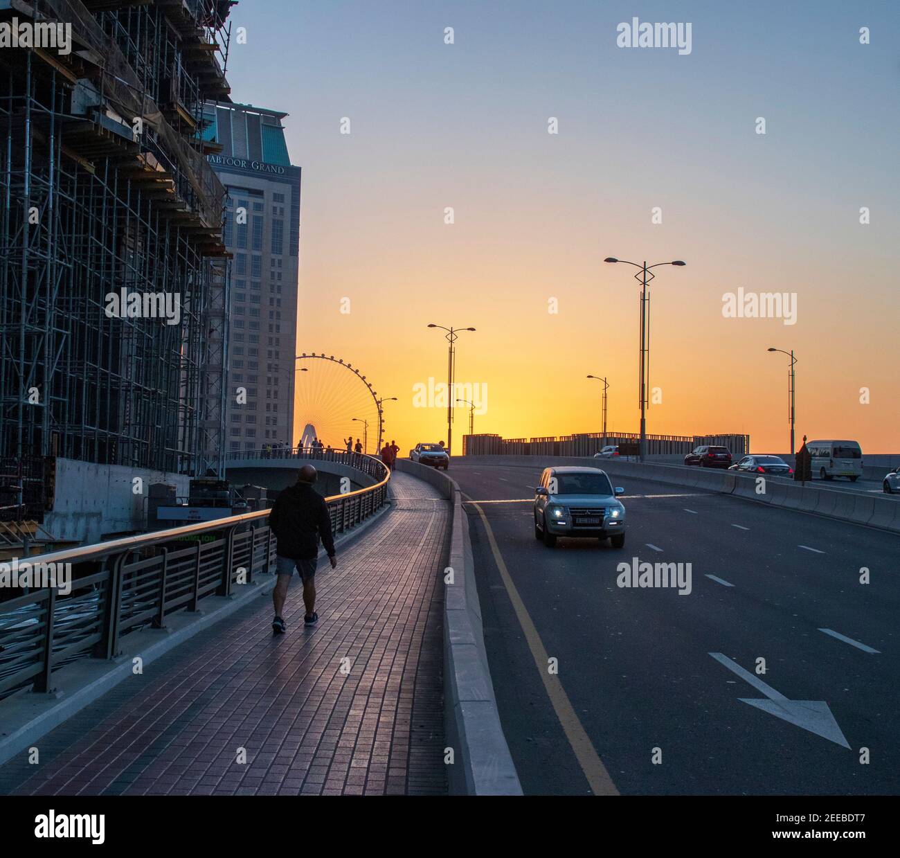 Dubai, VAE - 02.14.2021 dramatischer Sonnenuntergang in Dubai Marina, Teilansicht eines Ain Dubai, größtes Riesenrad der Welt. Im Freien Stockfoto