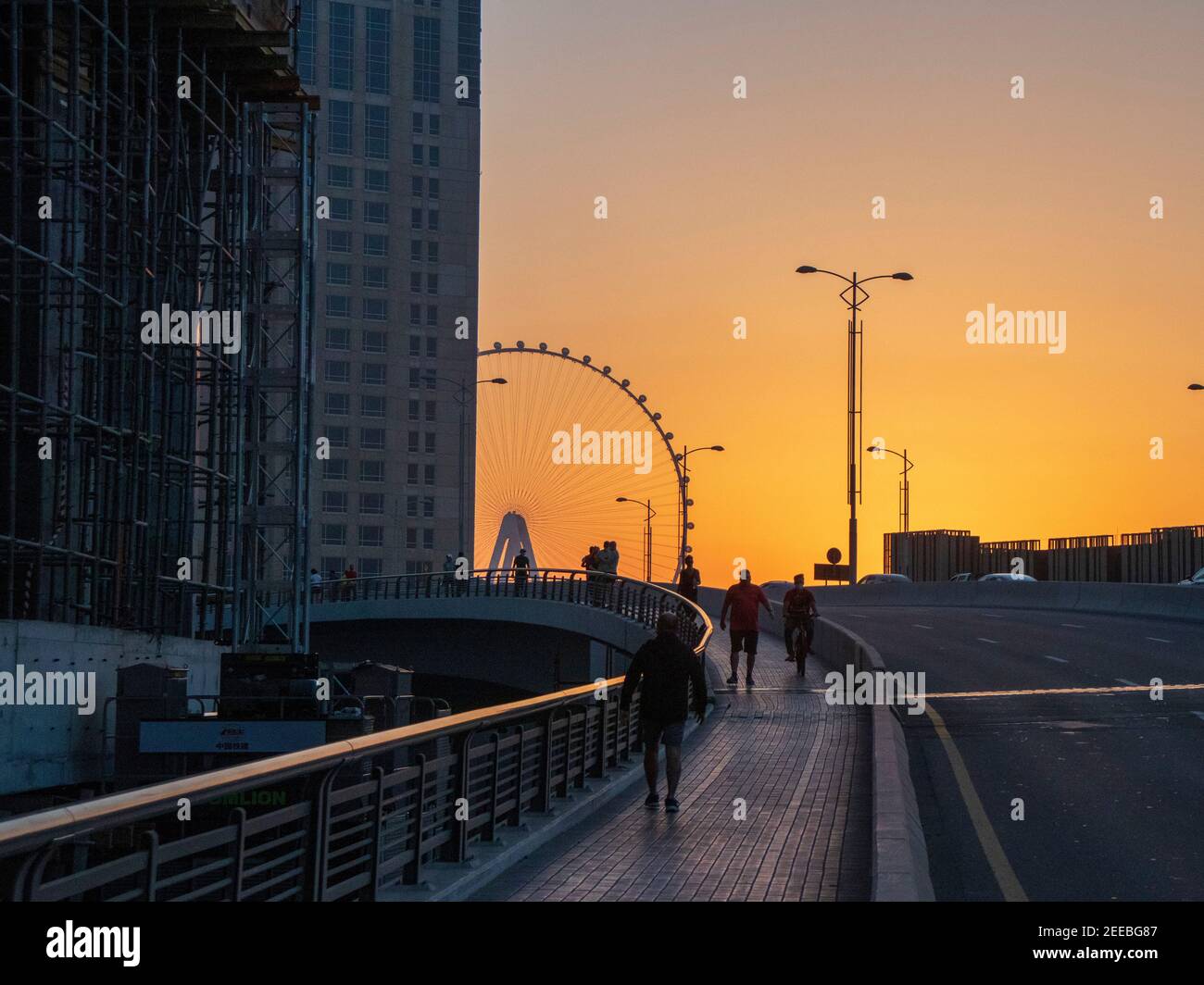 Dubai, VAE - 02.14.2021 dramatischer Sonnenuntergang in Dubai Marina, Teilansicht eines Ain Dubai, größtes Riesenrad der Welt. Im Freien Stockfoto
