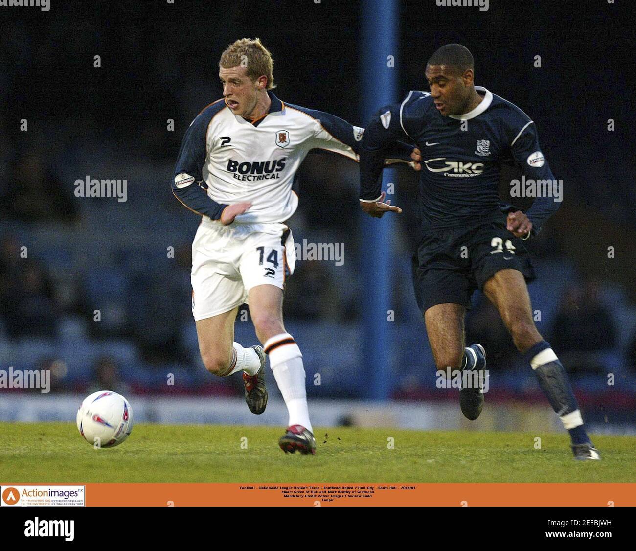 Fußball - Nationwide League Division Three - Southend United gegen Hull City - Roots Hall - 20/4/04 Stuart Green von Hull und Mark Bentley von Southend Mandatory Credit: Action Images / Andrew Budd Livepic Stockfoto