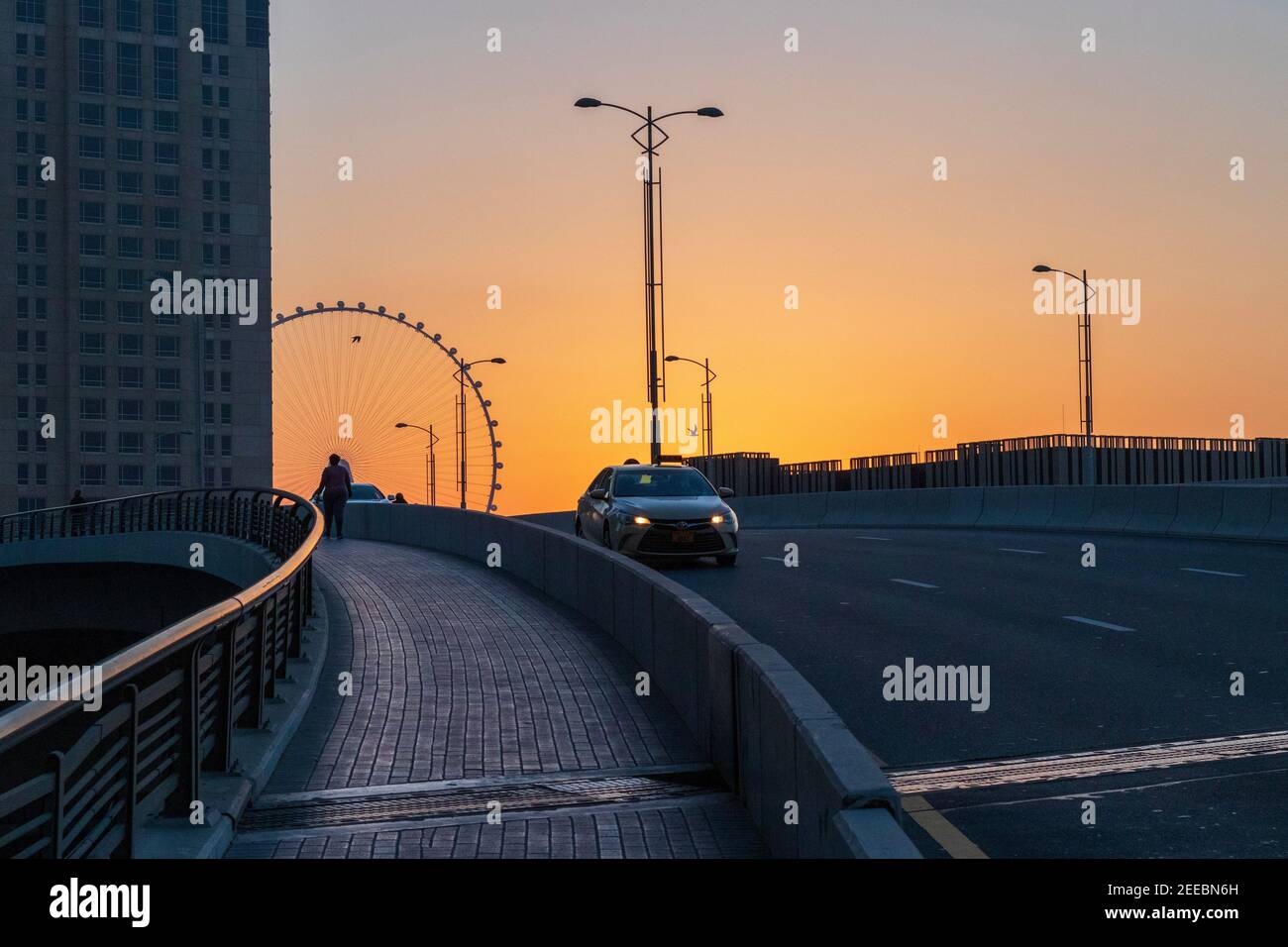 Dubai, VAE - 02.14.2021 dramatischer Sonnenuntergang in Dubai Marina, Teilansicht eines Ain Dubai, größtes Riesenrad der Welt. Im Freien Stockfoto