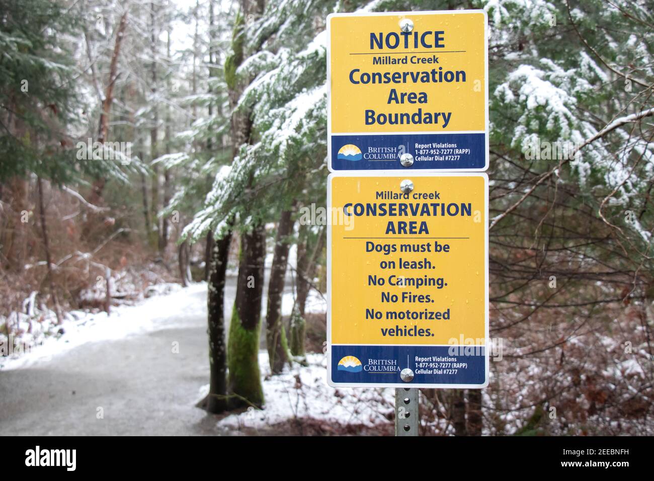 Courtenay, Kanada - 24. Januar 2021: Eine Ansicht der Sign Millard Creek Conservation Area Boundary in Courtenay Stockfoto