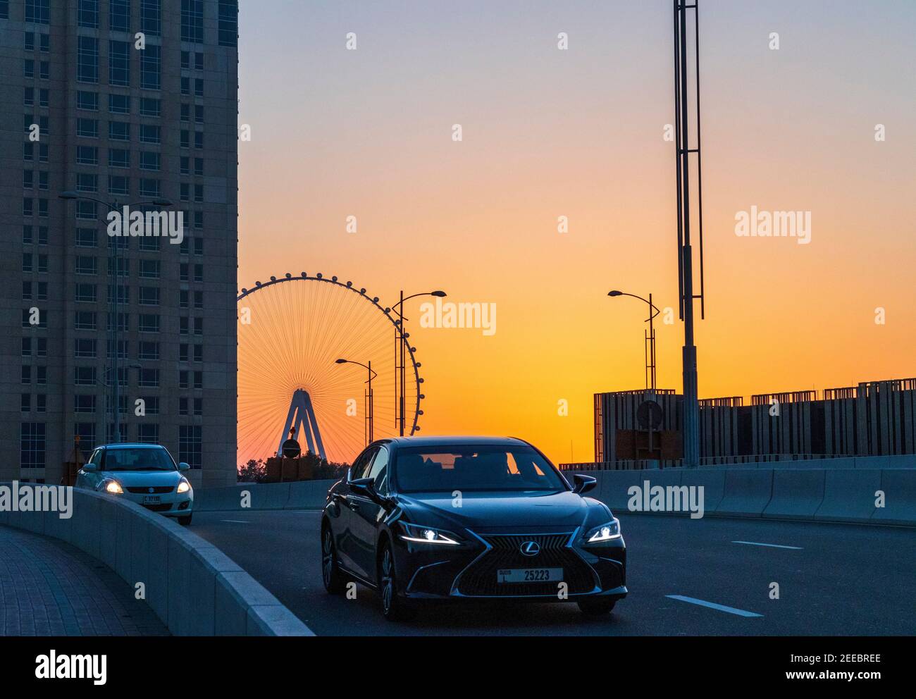 Dubai, VAE - 02.14.2021 dramatischer Sonnenuntergang in Dubai Marina, Teilansicht eines Ain Dubai, größtes Riesenrad der Welt. Im Freien Stockfoto
