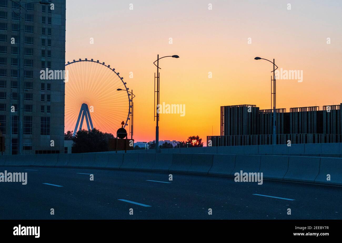 Dubai, VAE - 02.14.2021 dramatischer Sonnenuntergang in Dubai Marina, Teilansicht eines Ain Dubai, größtes Riesenrad der Welt. Stockfoto
