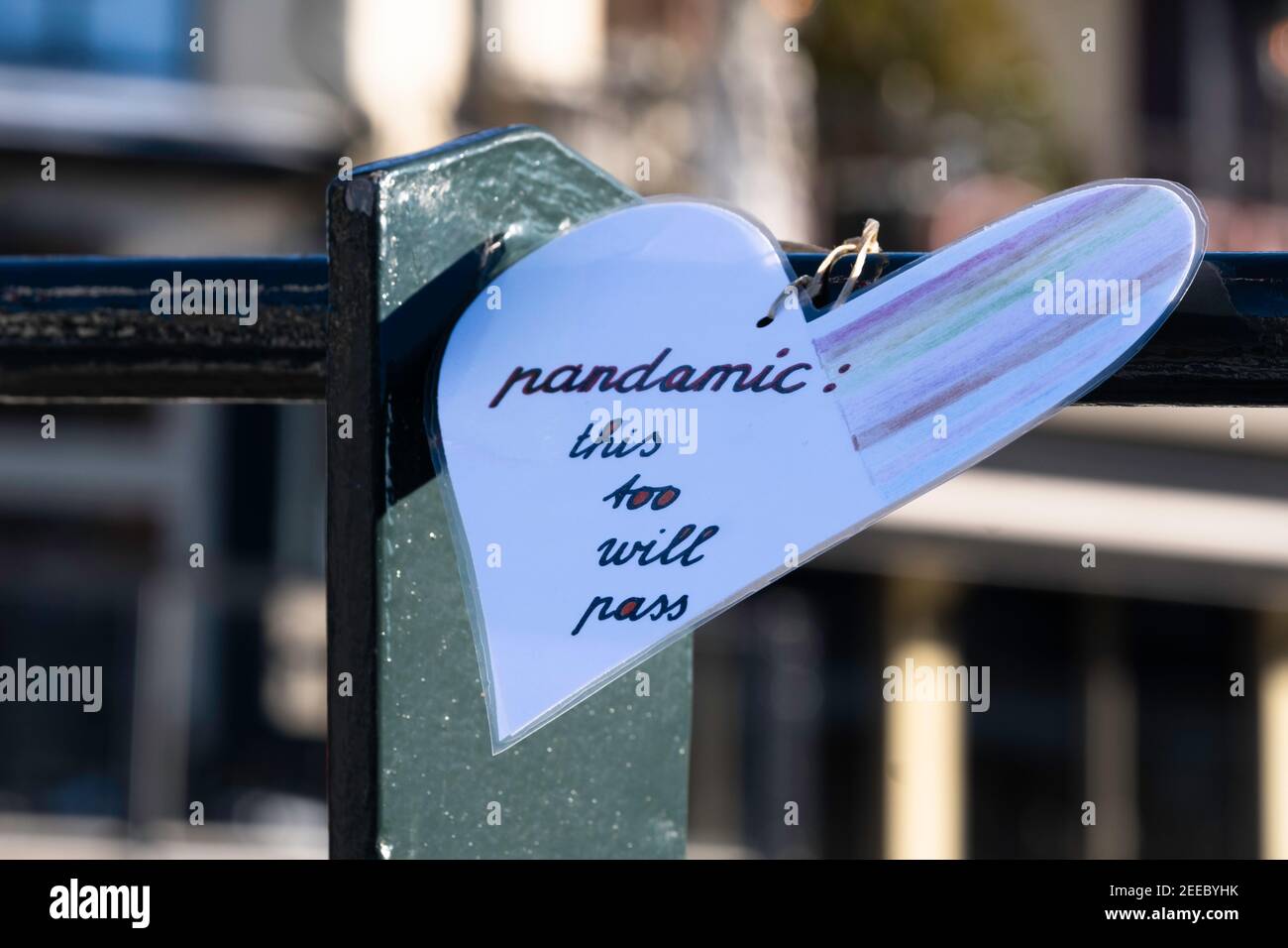 Plastifiziertes Papierherz mit handgeschriebenem Text "Pandamic: Das geht auch" hängt vom Geländer einer Brücke in Lemmer, Niederlande Stockfoto