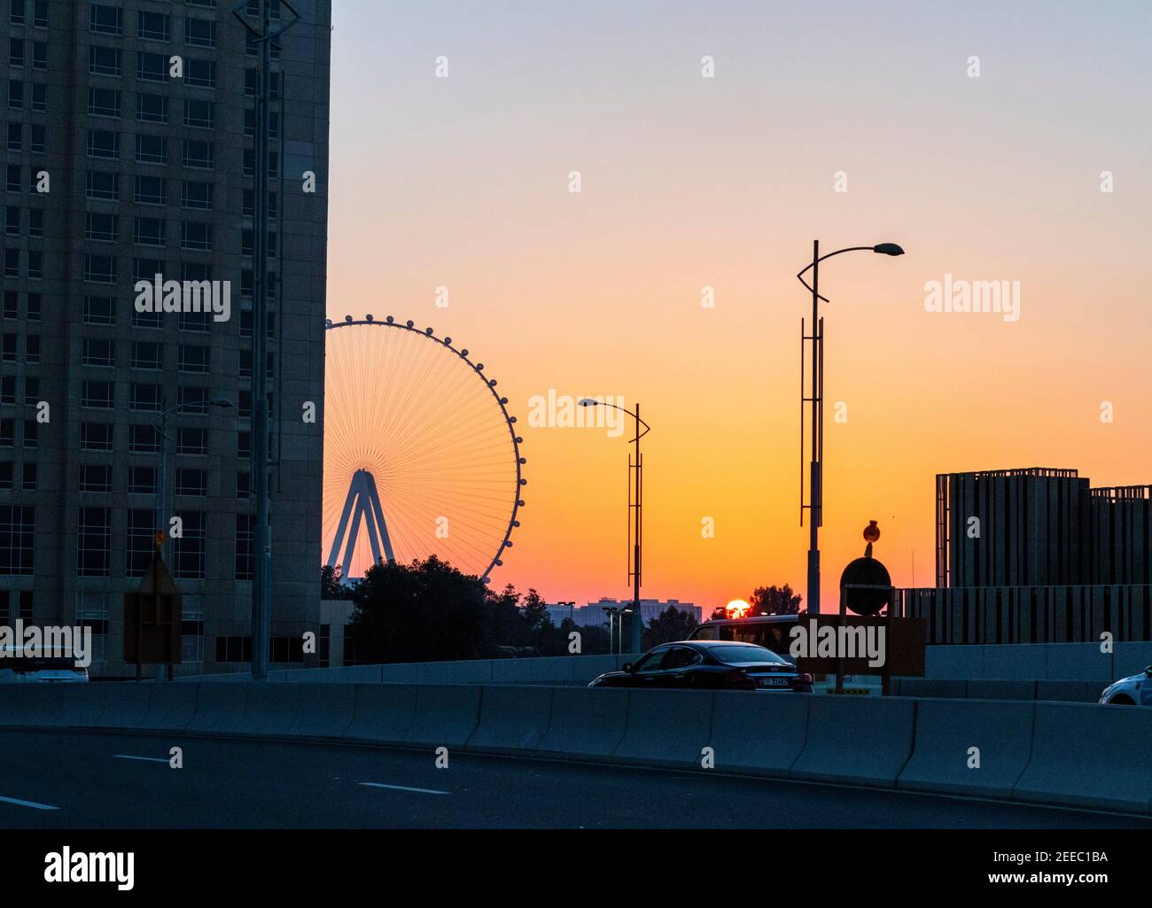 Dubai, VAE - 02.14.2021 dramatischer Sonnenuntergang in Dubai Marina, Teilansicht eines Ain Dubai, größtes Riesenrad der Welt. Stockfoto