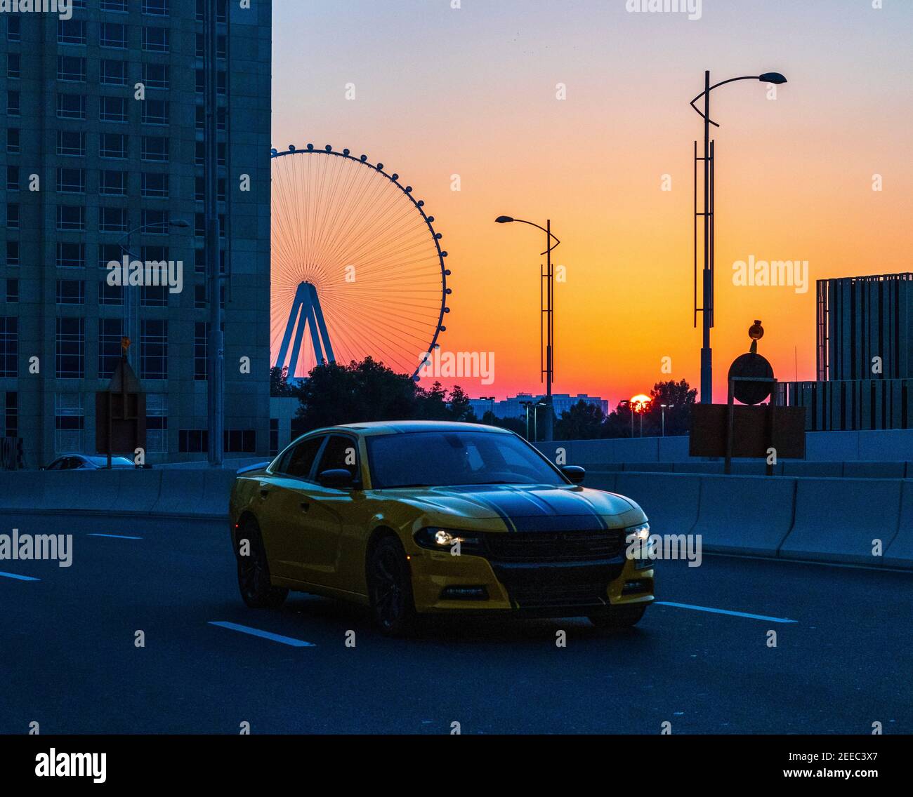 Dubai, VAE - 02.14.2021 dramatischer Sonnenuntergang in Dubai Marina, Teilansicht eines Ain Dubai, größtes Riesenrad der Welt. Stockfoto