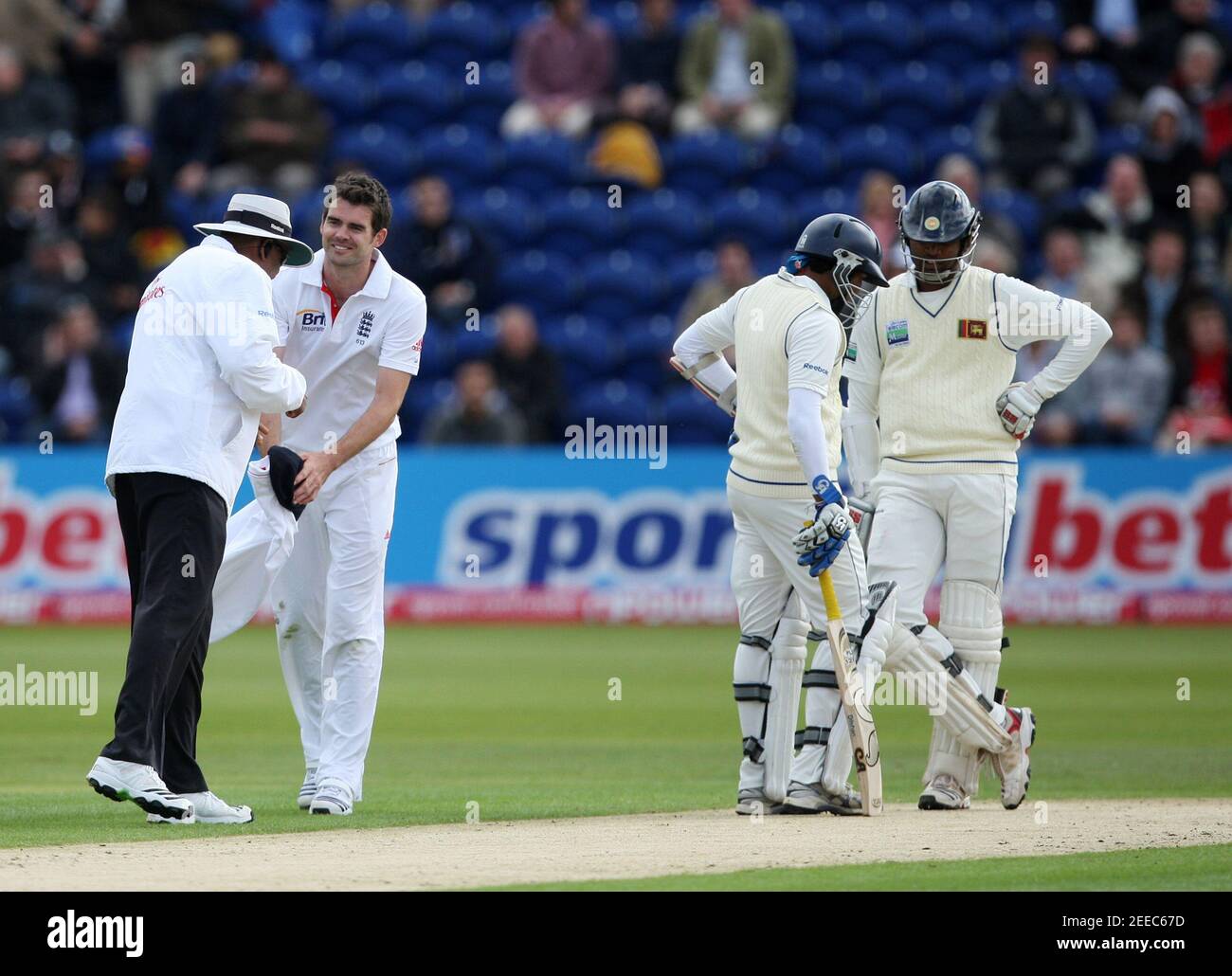 Cricket - England / Sri Lanka npower Test Series First Test Day One - The SWALEC Stadium, Cardiff, Wales - 26/5/11 Englands James Anderson (2nd L) remonstrates with Schiedsrichter Aleem dar (L) after a Delivery to Sri Lanka's Tharanga Paranavitana (R) Mandatory Credit: Action Images / Steven Paston Livepic Stockfoto