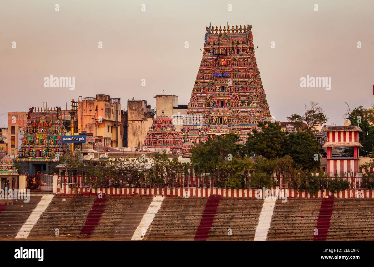 Schöne Aussicht auf den Tempelturm, Chennai, Indien. Englische