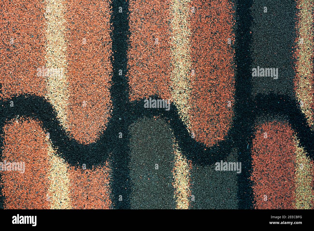 Schindeldach Textur Hintergrund. Dachmaterial. Dicht von rauhen braun, grün, schwarz, gelb Granulat Oberfläche Schindeldach Textur Hintergrund. Stockfoto