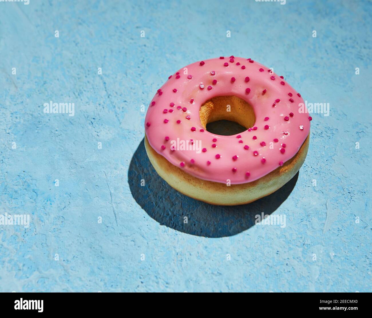 Donut Mit Zuckerguss und Streuseln Stockfotos und -bilder Kaufen - Alamy