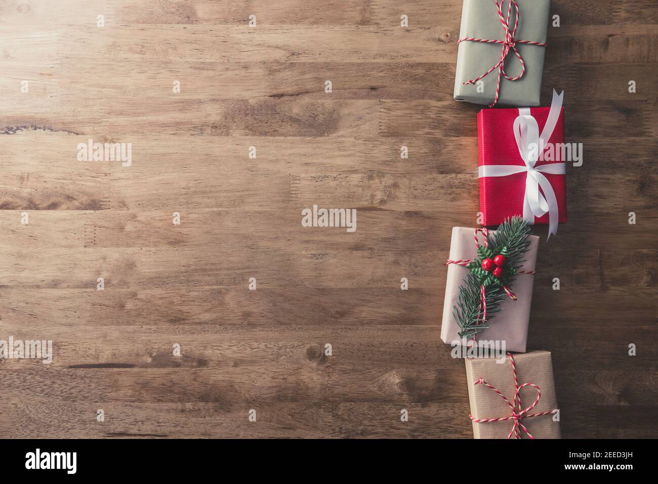 Weihnachten Urlaub Geschenk-Boxen auf Holztisch, Draufsicht Rand Design Hintergrund mit Kopierplatz auf der linken Seite Stockfoto