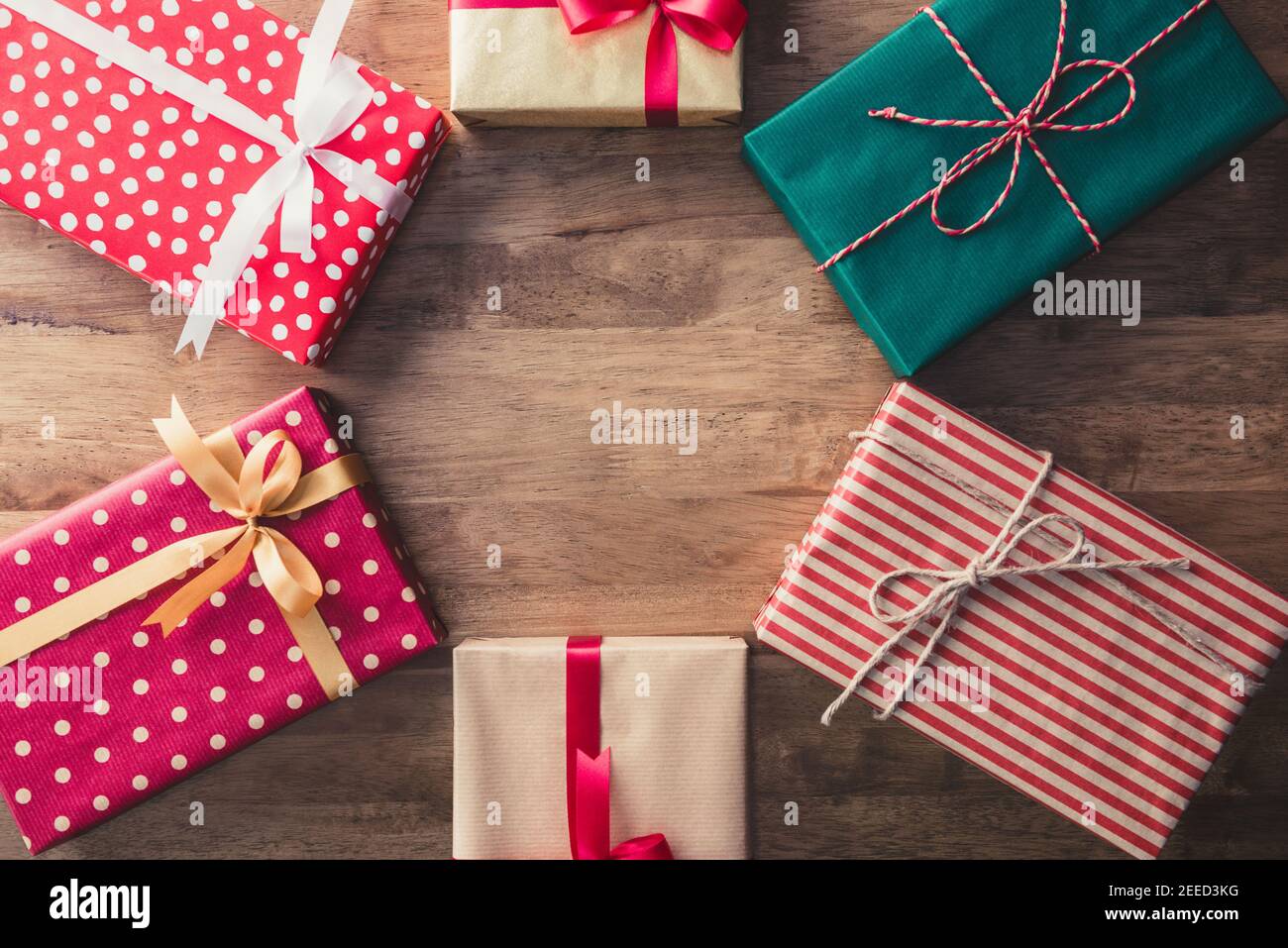 Bunte Neujahr und Weihnachten Urlaub Geschenkboxen Ideen, Draufsicht, auf Holz-Tisch-Hintergrund mit Hexagon-Copy-Raum in der Mitte Stockfoto