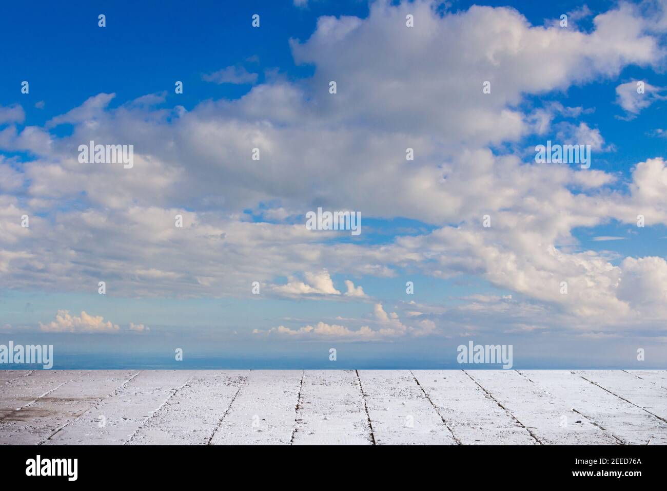 Blauer Himmel Land und weiße Wolke Hintergrund Stockfoto