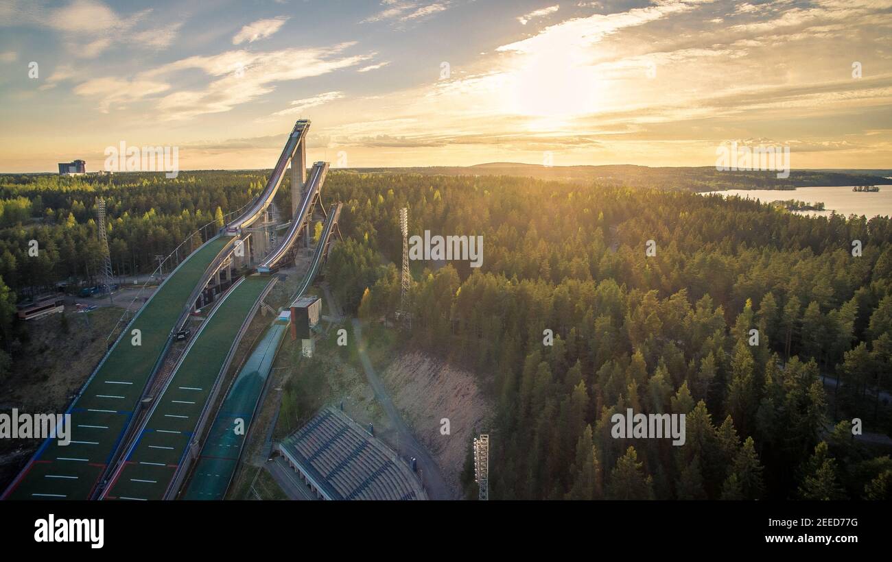 Luftaufnahme der Sprungschanzen in der Stadt Tschaikowski bei Sonnenuntergang Stockfoto