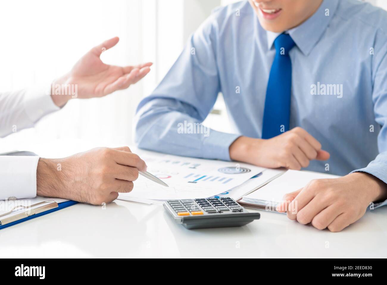 Geschäftsmann diskutiert Finanzprognose und Statistiken mit dem Kunden im Büro. Stockfoto