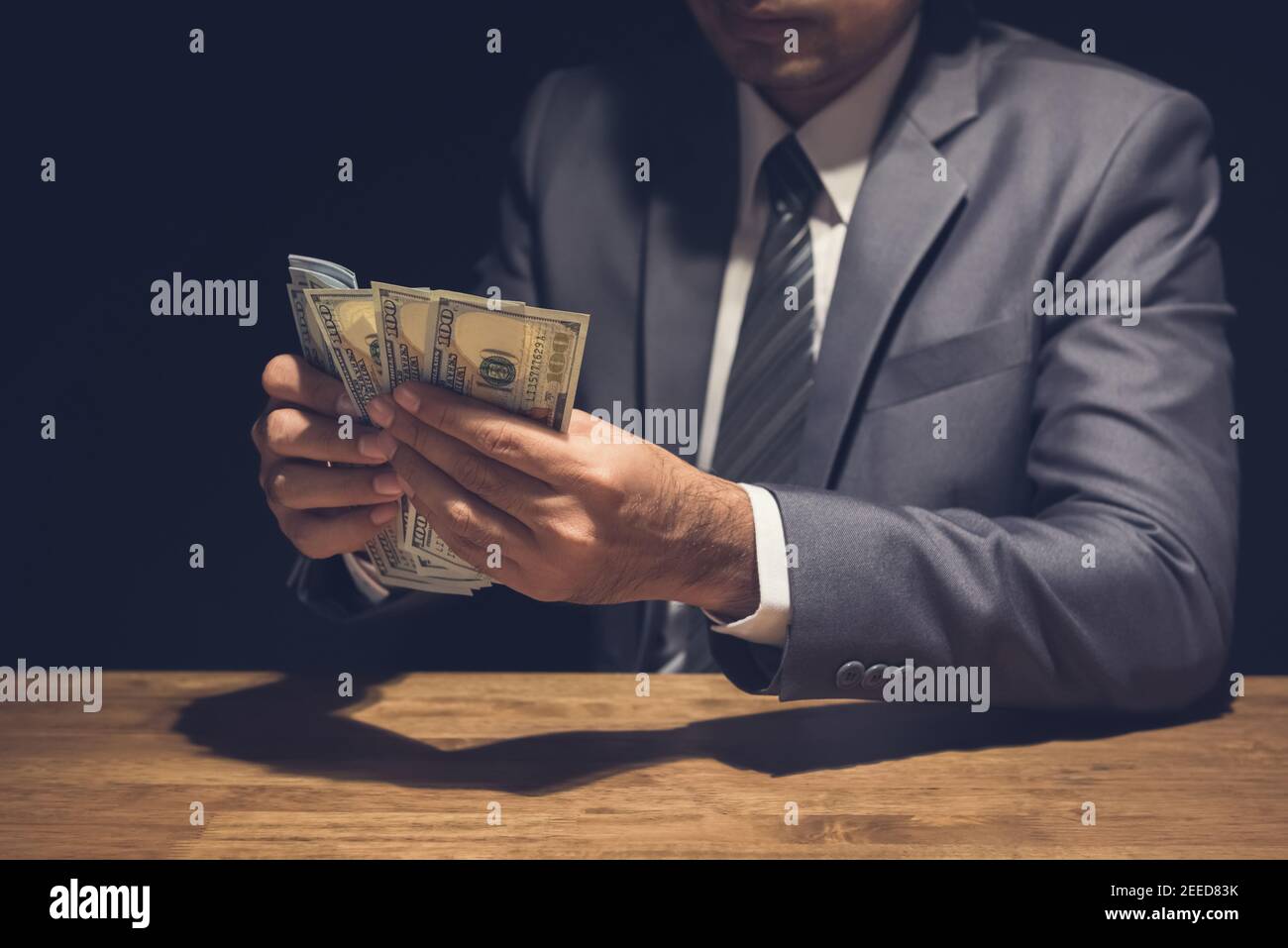 Geschäftsmann Geld zählen, US-Dollar-Währung, in dunklen privaten Raum - Venality und Korruption Konzepte Stockfoto