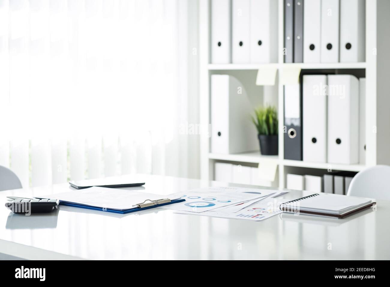 Weißer Business-Tagungsraum mit Dokumenten auf einem Tisch im Büro, keine Personen Stockfoto