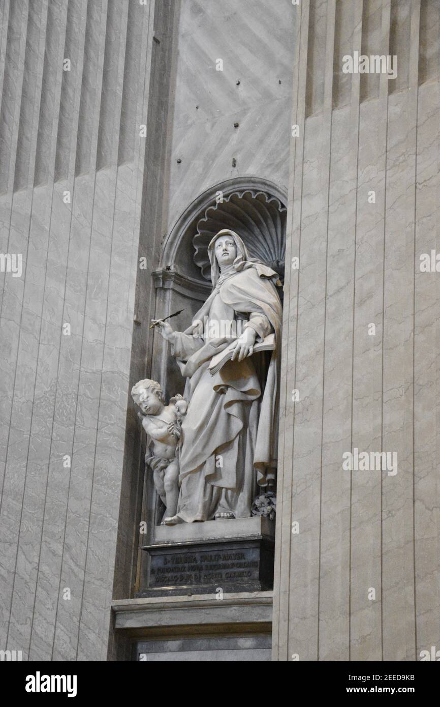 Teresa von Avila; St. Teresa von Jesus, Gründerstatue von Filippo della Valle, 1754, Nordschiff, Petersdom, Vatikanstadt. Stockfoto