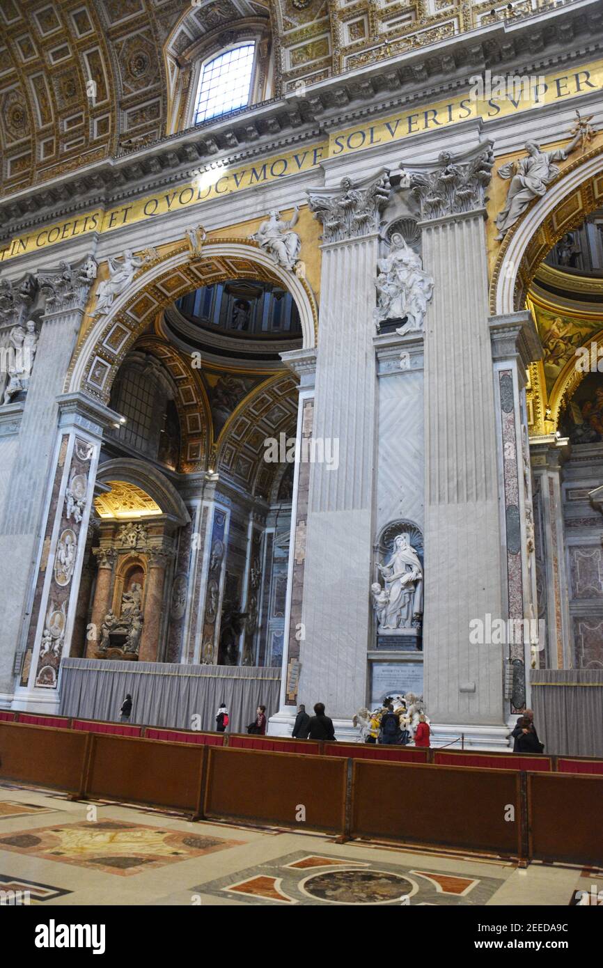Teresa von Avila; St. Teresa von Jesus, Gründerstatue von Filippo della Valle, 1754, Nordschiff, Petersdom, Vatikanstadt. Stockfoto