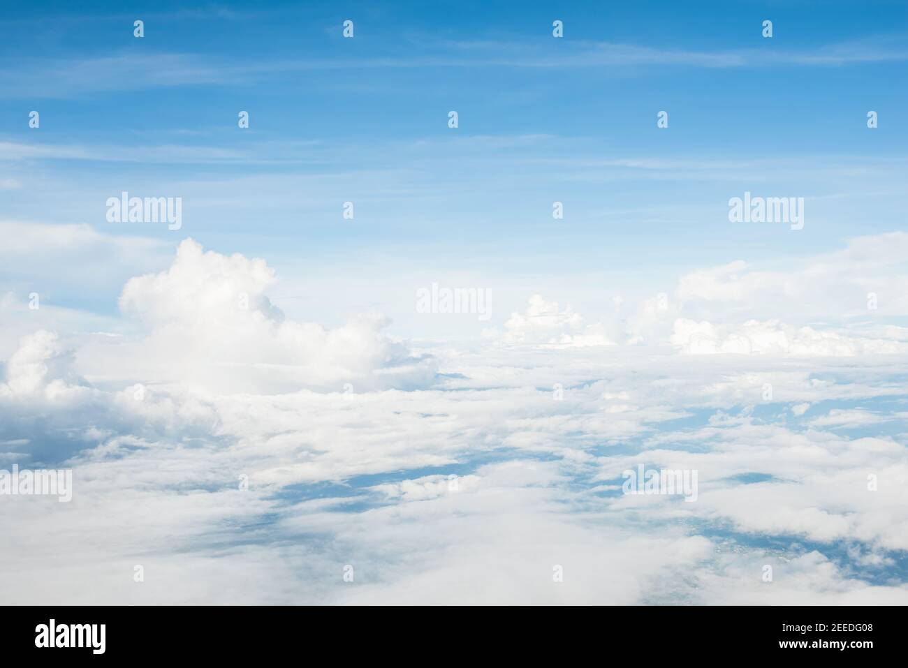 Luftaufnahme der schönen Wolkenschicht in blauem Himmel Hintergrund, aus dem Flugzeug genommen Stockfoto