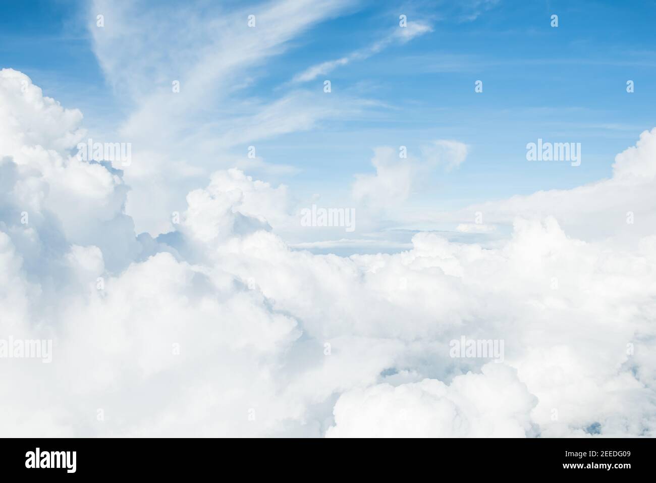 Bild von schönen weißen flauschigen Wolken in blauen Himmel, aus dem Flugzeug genommen Stockfoto
