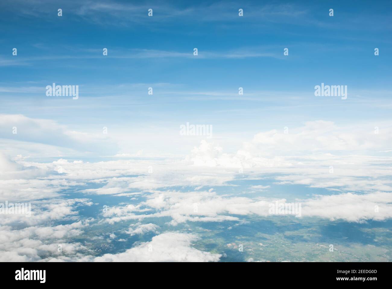 Schöne Luftaufnahme von Wolken im Sommer blauen Himmel und Land, aus dem Flugzeug genommen Stockfoto