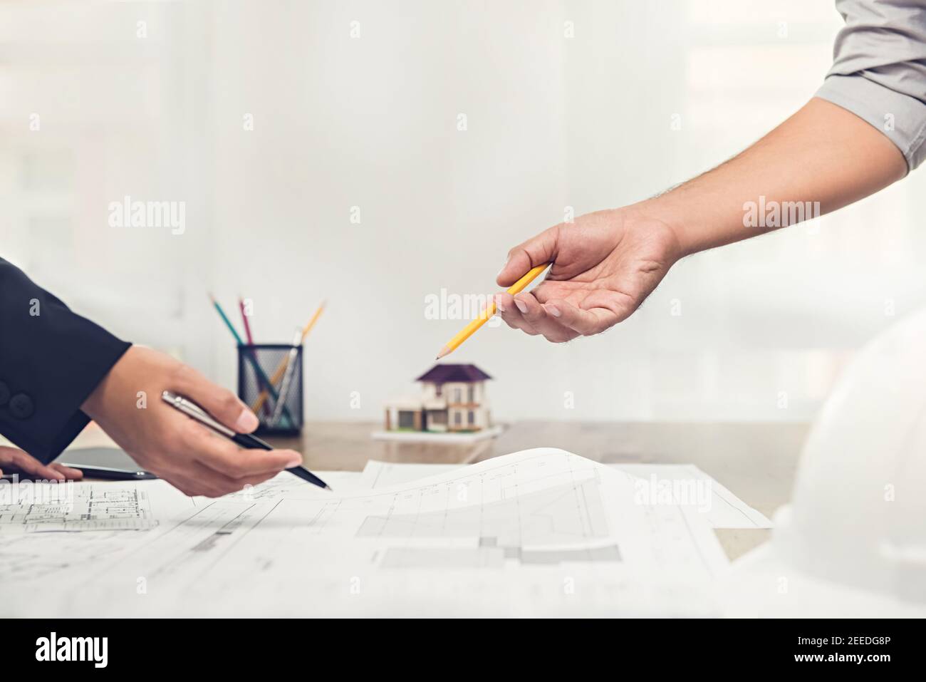 Ingenieure (oder Architekten) diskutieren Bauplanung im Büro Stockfoto