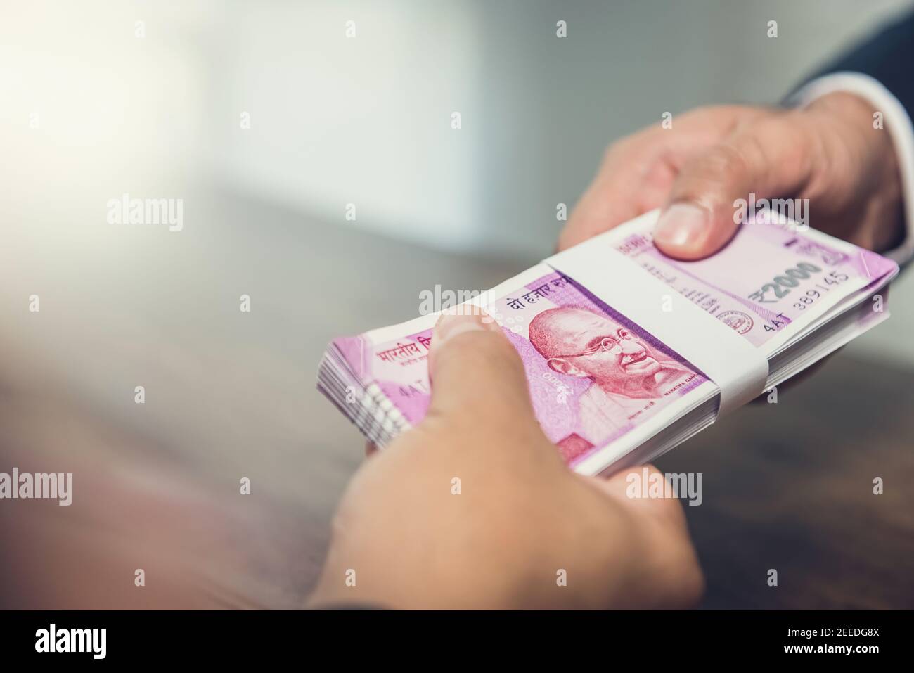 Geschäftsmann, der Geld, indische Rupie Währung, an seinen Partner - Zahlung, Darlehen und Bestechung Konzept Stockfoto