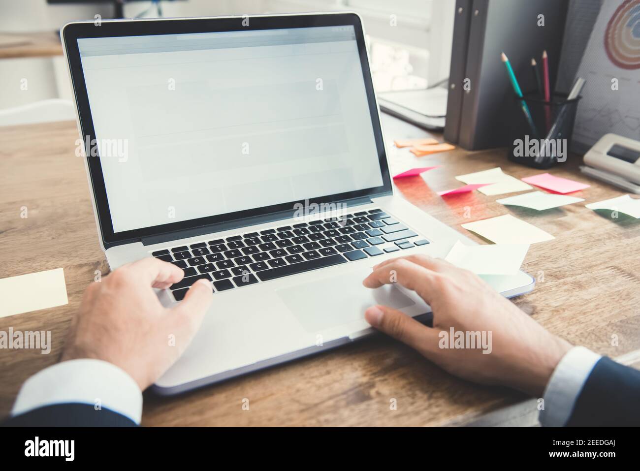 Hände von Geschäftsmann mit Notebook-Computer am Schreibtisch in Das Büro Stockfoto