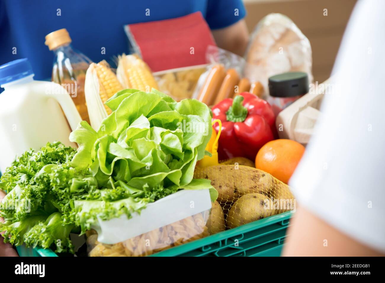 Delivery man liefert Lebensmittel an den Kunden zu Hause - online Lebensmitteleinkaufservice-Konzept Stockfoto