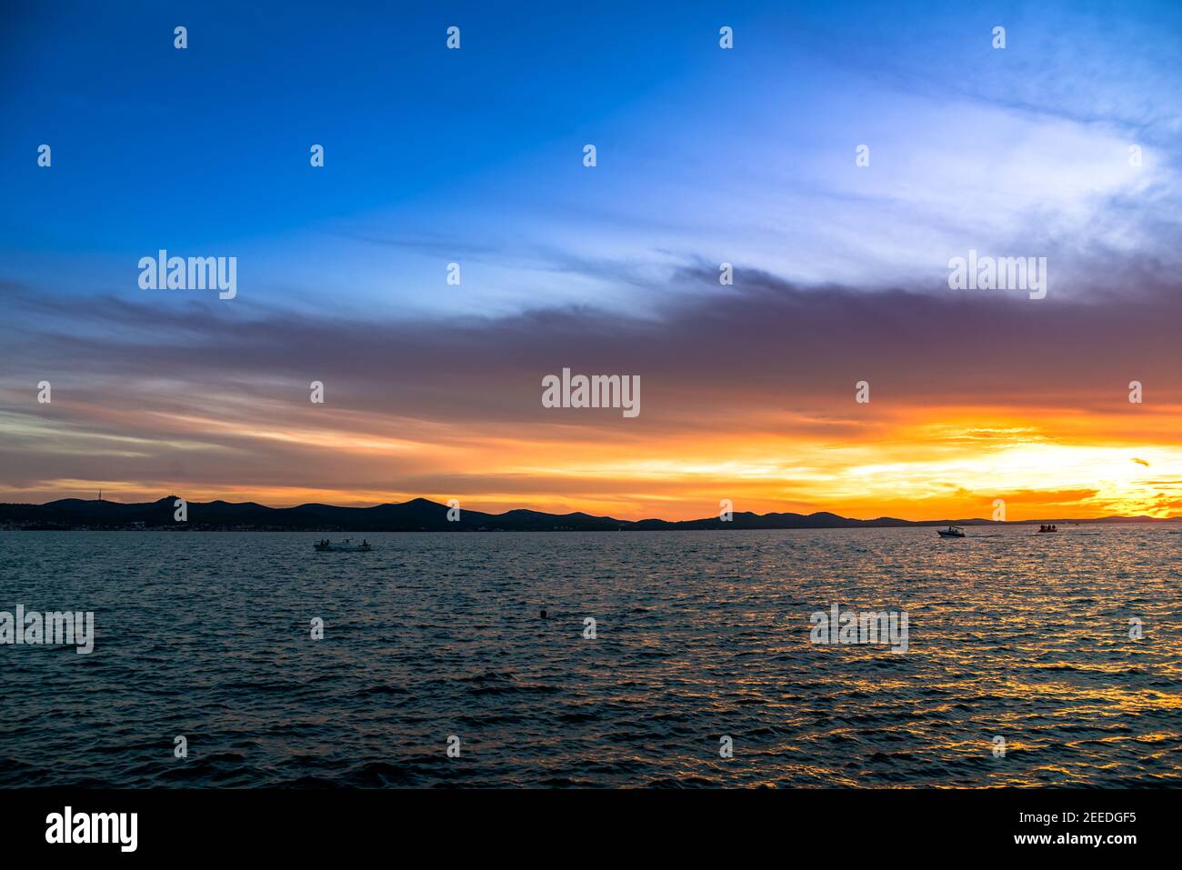 Hintergrund mit Landschaft des Sonnenuntergangs über dem Meer, landschaftlich schöne Aussicht vom Strand in Zadar, Dalmatien, Kroatien, Europa Stockfoto