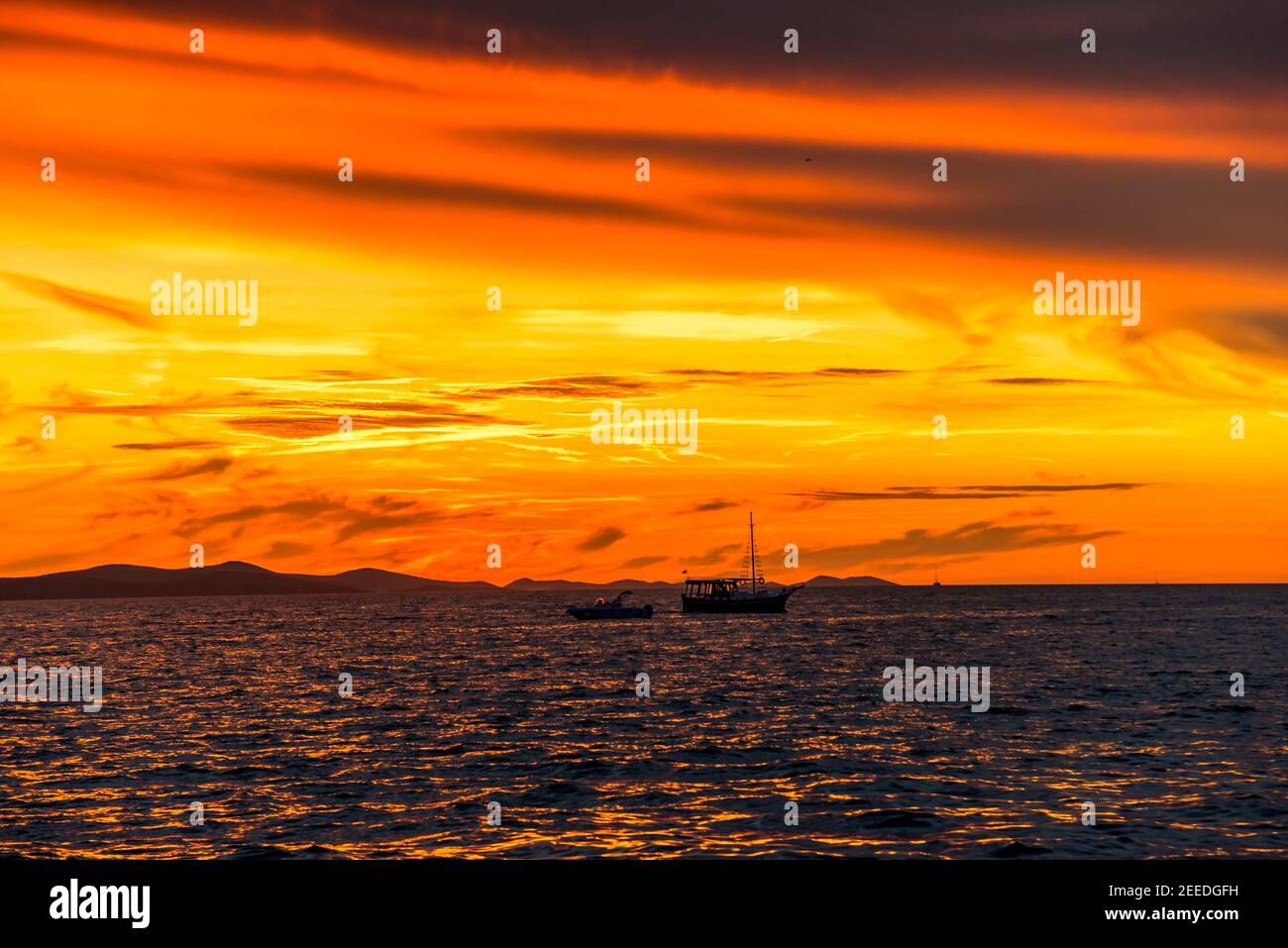 Schöne orange Himmel mit Sonnenuntergang über dem Meer, Landschaft vom Strand in Zadar, Dalmatien, Kroatien, Europa Stockfoto