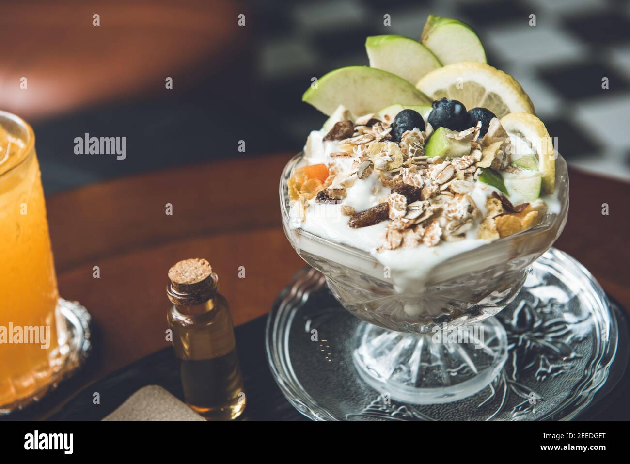 Schöner appetitlich gesunder Joghurt Obstsalat mit Haferflocken gekrönt Zum Frühstück Stockfoto