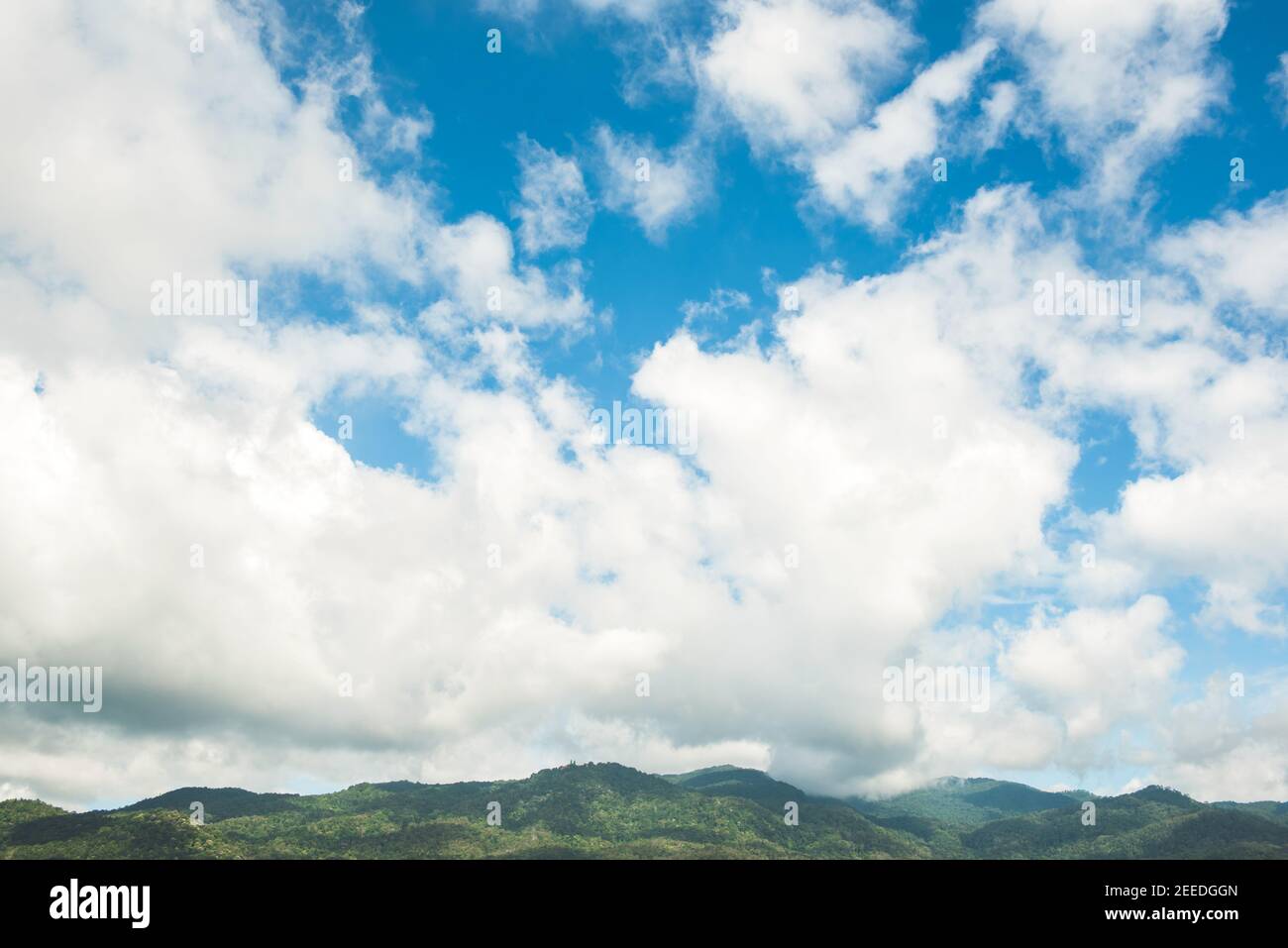 Wunderschöne Landschaft mit bewölktem Himmel über der Bergkette in Chiang Mai, Thailand Stockfoto