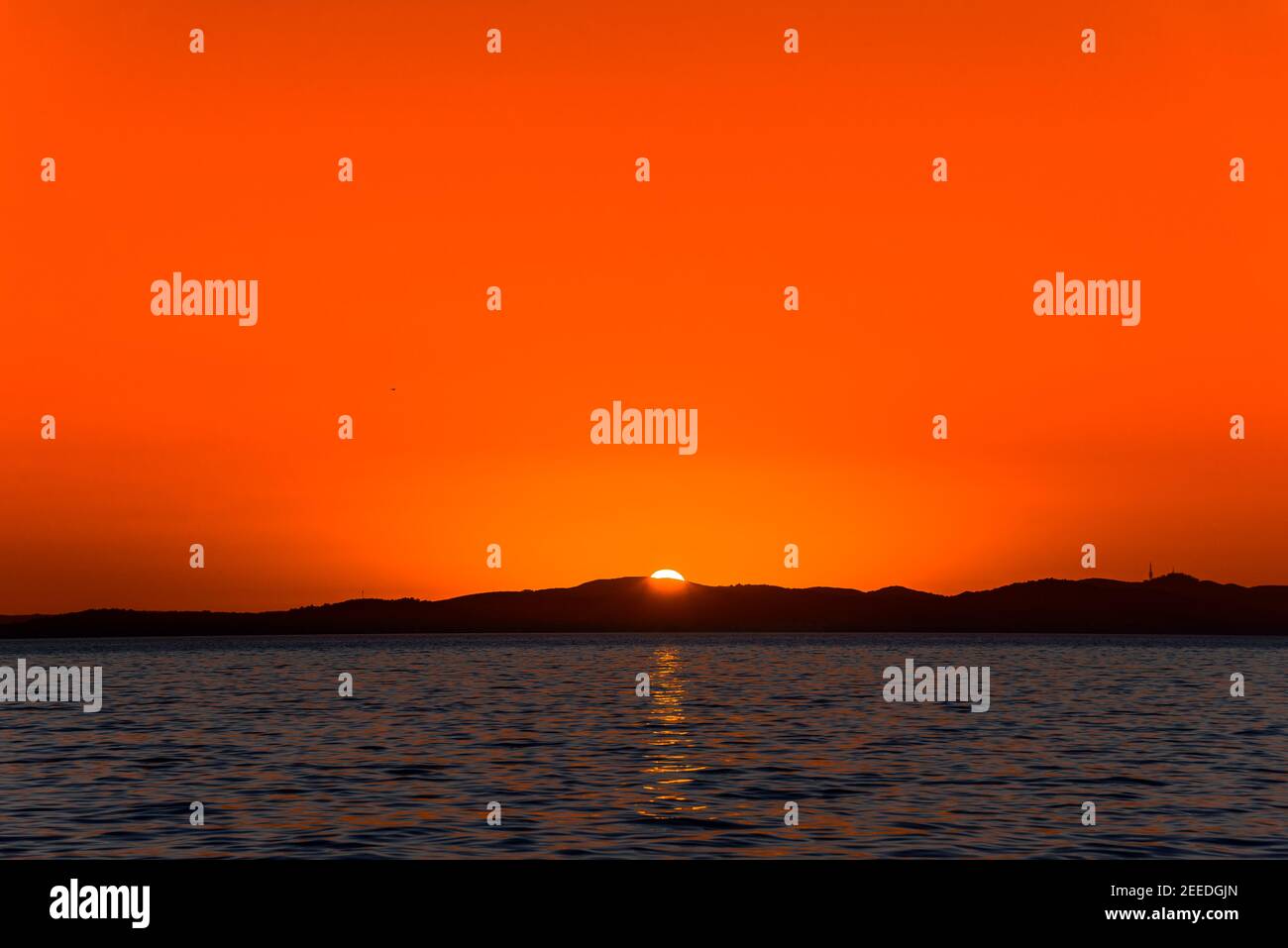 Schöne orange Himmel mit Sonnenuntergang über dem Meer, Landschaft vom Strand in Zadar, Dalmatien, Kroatien, Europa Stockfoto