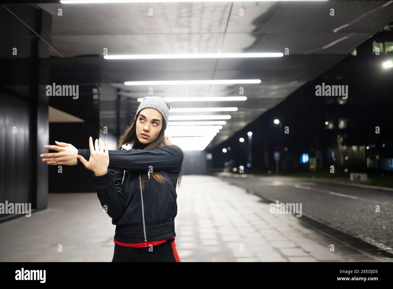 Weibliche Stretching vor ihrem Outdoor-Training Stockfoto