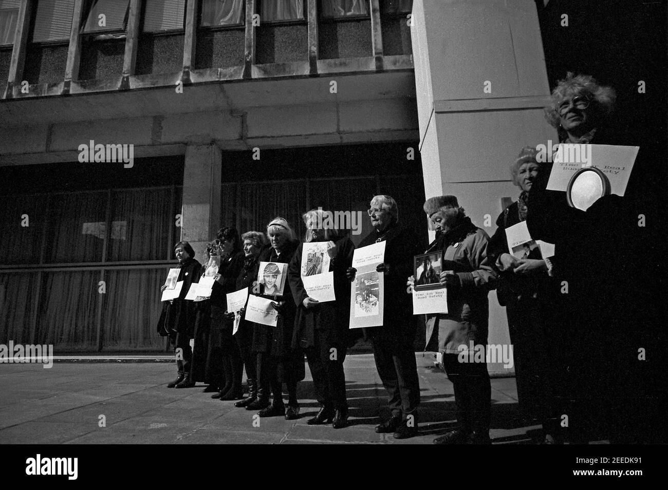 Frauen in schwarzer Mahnwache Protest vor dem Ministerium für Verkehr Büros in der Marsham Street, die Frauen aufgereiht hatten alle Familienmitglieder in Straßenverkehrsereignissen verloren. 1995 Stockfoto
