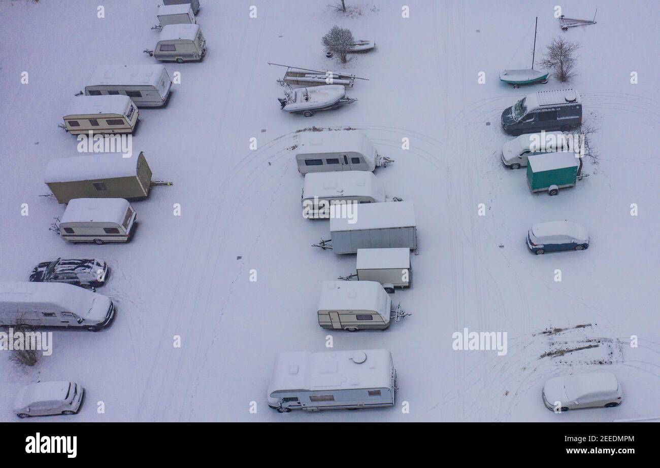 Kiel, Deutschland. Februar 2021, 16th. Boote, Wohnmobile und Autos sind tief eingeschneit auf einem Parkplatz im Stadtteil Schilksee. (Luftaufnahme mit Drohne) Quelle: Axel Heimken/dpa/Alamy Live News Stockfoto