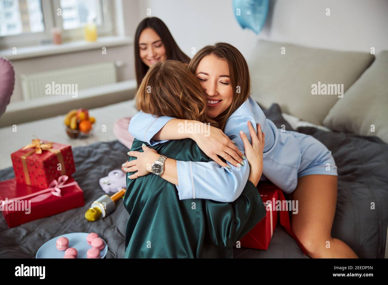 Zwei junge Freundinnen umarmen sich gegenseitig Stockfoto