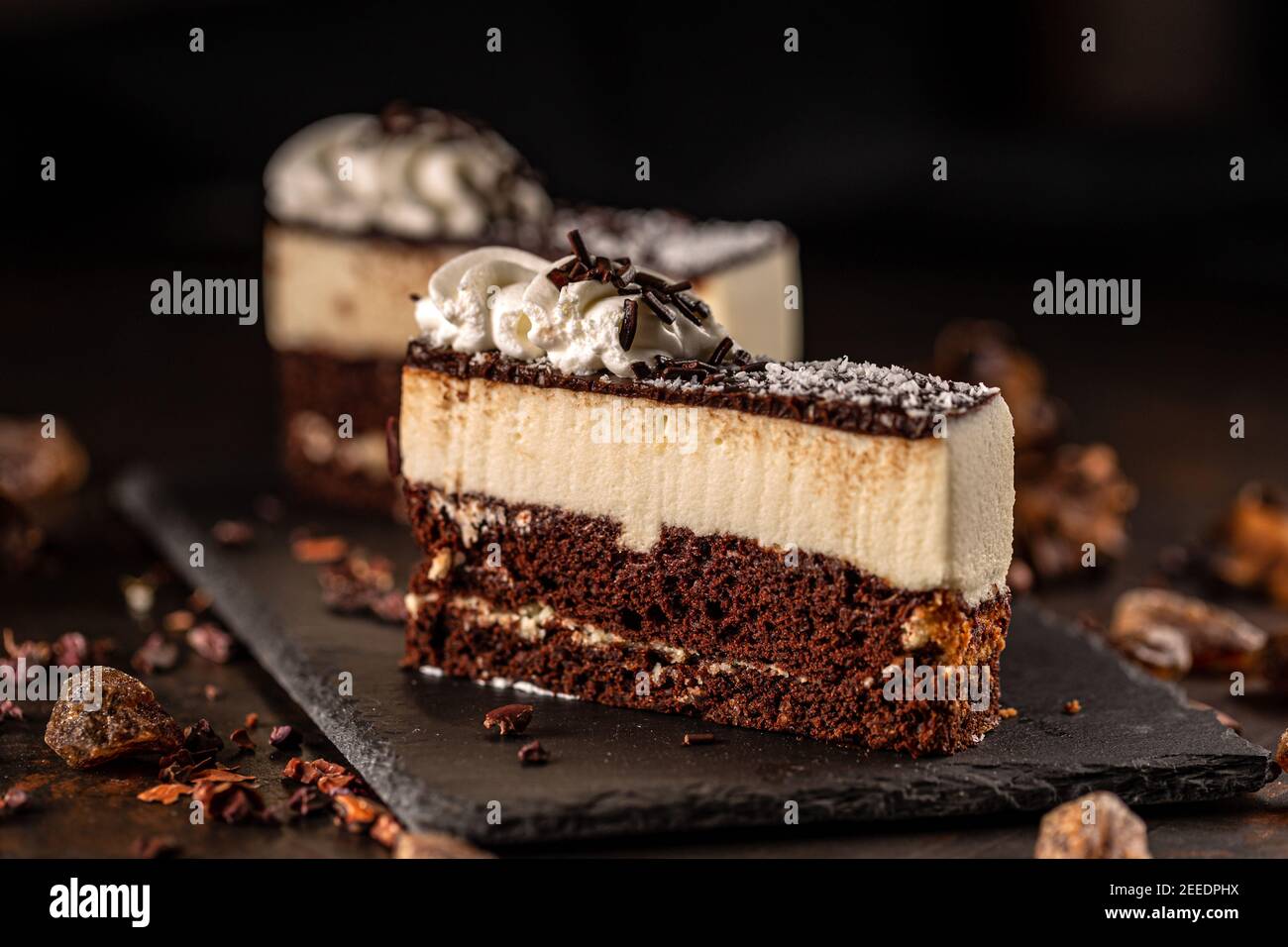 Ein Stück leckeren Mousse Kuchen aus Schichten von Schokolade Biskuitkuchen und Mousse Sahne Stockfoto