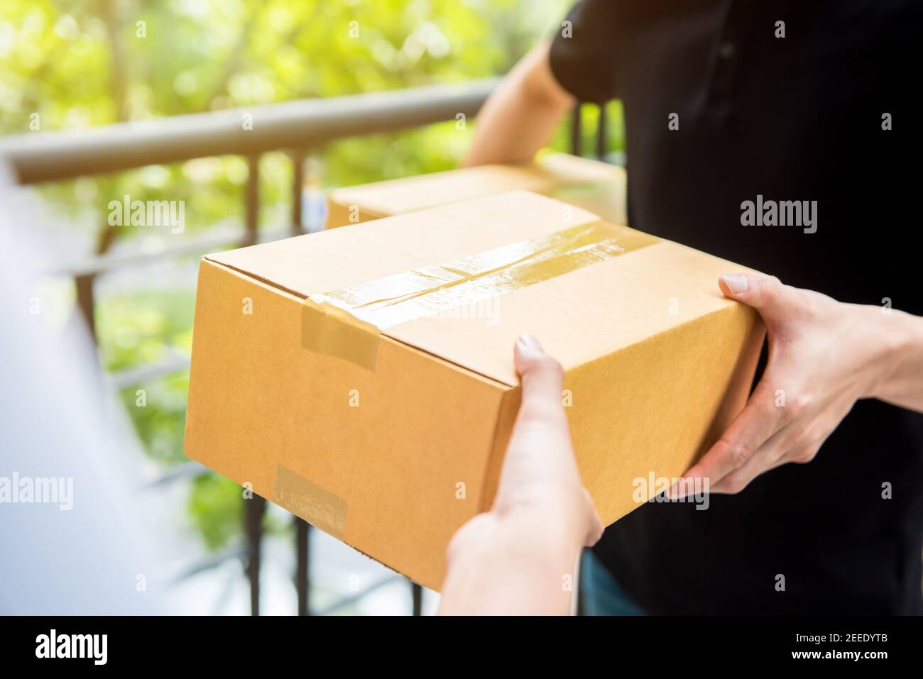 Kunde erhält Paket vom Lieferer - Kurier und Lieferung Servicekonzept Stockfoto