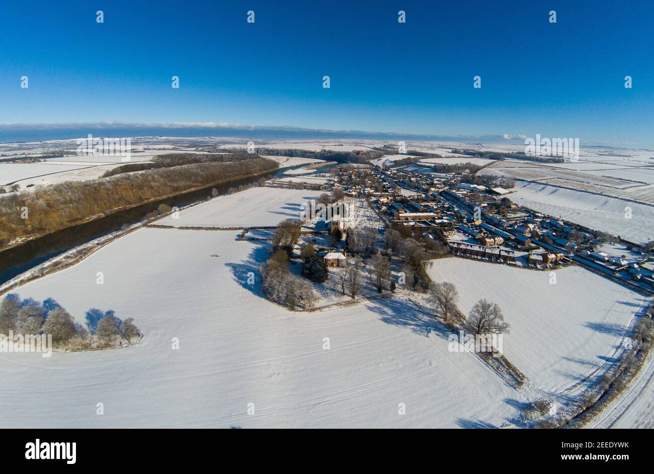 Norham Dorf und der Fluss Tweed aus dem Westen gesehen, Northumberland, England, Großbritannien Stockfoto