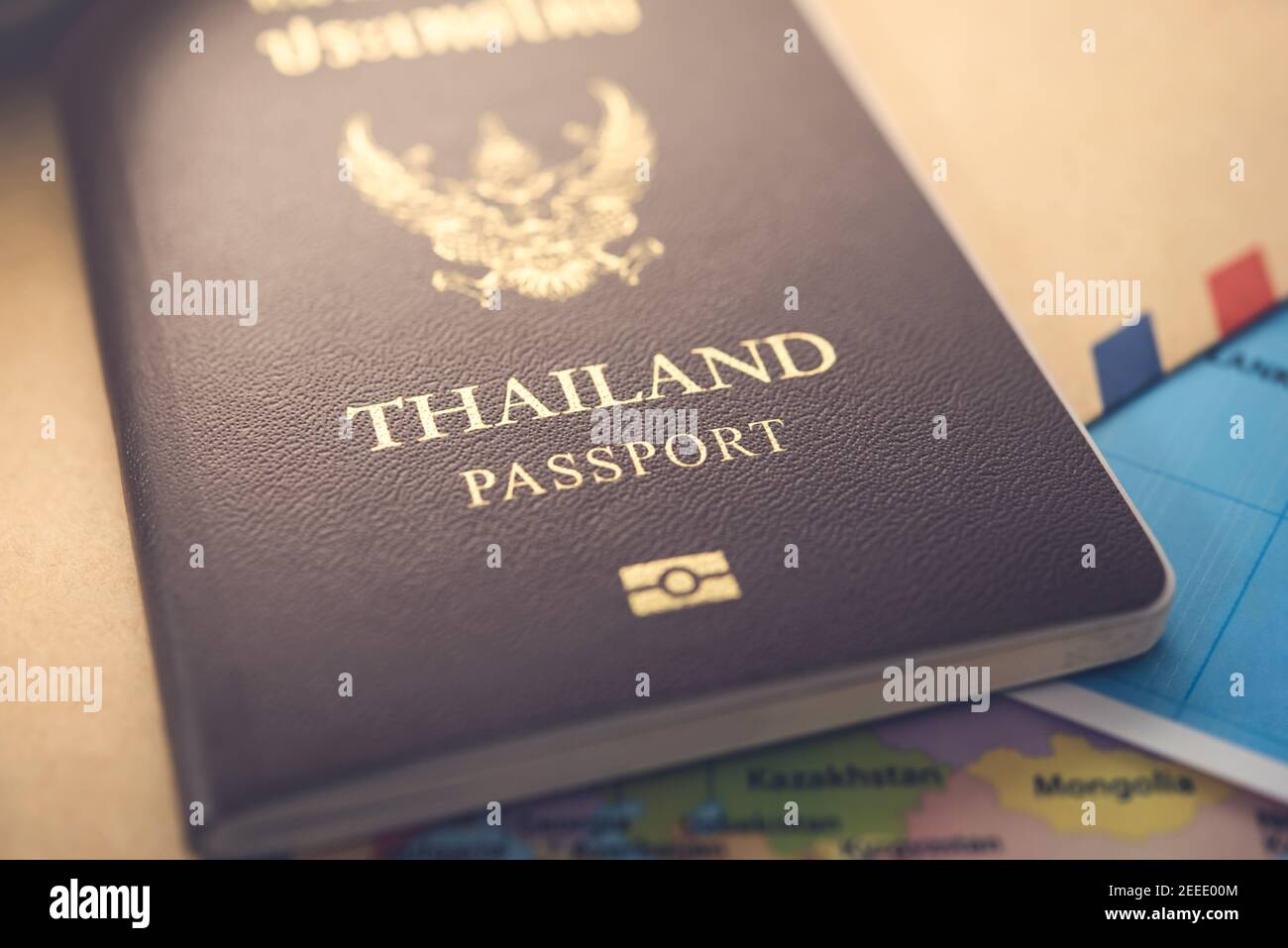 Nahaufnahme von Thailand Pass, braunen Cover, auf der Karte und Dokument für Reisen in den Urlaub vorbereitet Stockfoto