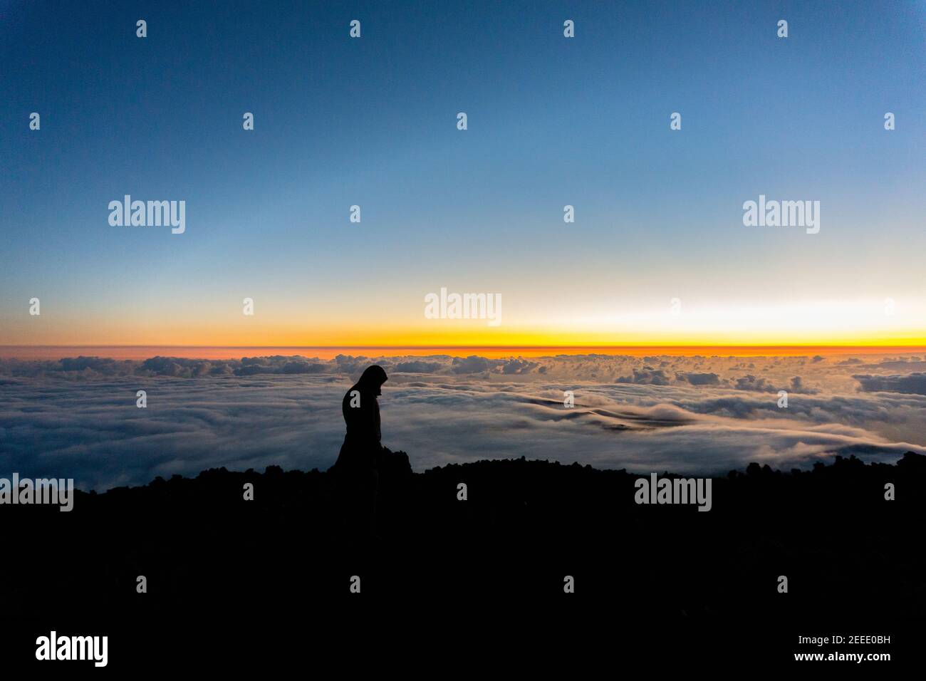 Bergsteiger beobachten den Sonnenaufgang aber die Wolken auf Mt. Teide, Spaniens höchster Berg. Stockfoto