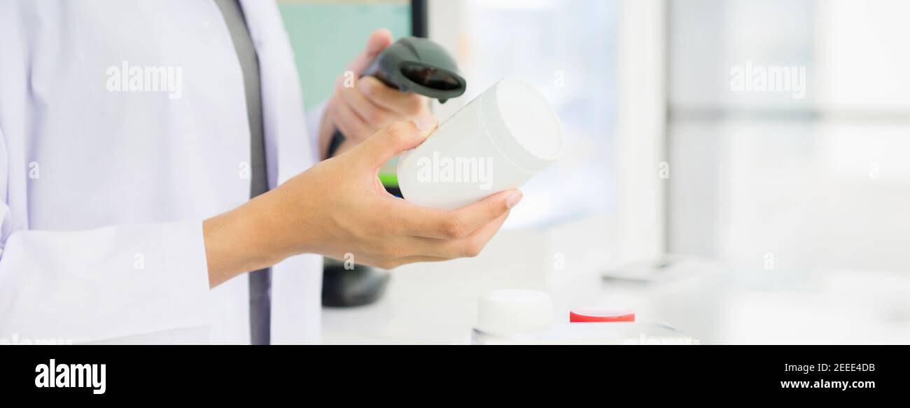 Apotheker Scannen Medikamentenflasche mit Barcode-Scanner in der Apotheke - Panorama-Webbanner Stockfoto