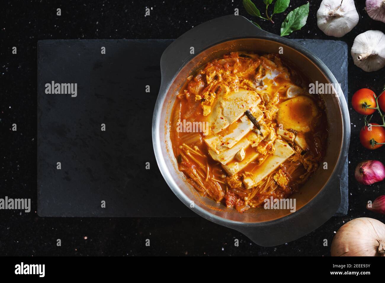 Traditionelle koreanische Küche, Kimchi jjigae Suppe. Draufsicht Stockfoto